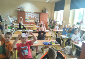 "RODZINA"_poważne rozmowy świetliczaków i ich twórcze prace.