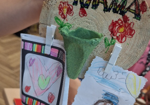Dzień Matki w klasie 1a_twórczo i projektowo_upominek dla mamy.