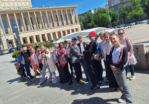Klasa 1a na tle budynku Teatru Wielkiego_pamiątkowe zdjęcia grupowe.