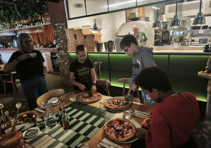 Klasa 5b na warsztatach w pizzerii.