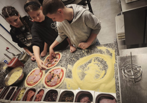Klasa 5b na warsztatach w pizzerii.