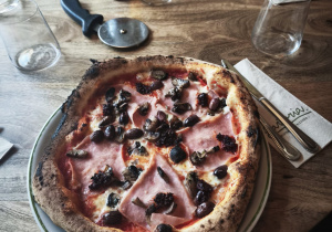 Klasa 5b na warsztatach w pizzerii_gotowa pizza.