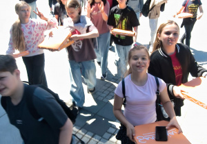 Klasa 5b wracająca z warsztatów w pizzerii.