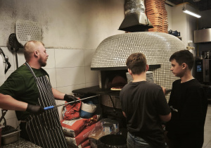 Klasa 5b na warsztatach w pizzerii.