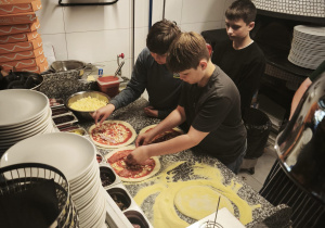 Klasa 5b na warsztatach w pizzerii.