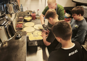 Klasa 5b na warsztatach w pizzerii.
