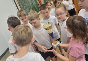 Mikołaj Woźniak z klasy 1a i sukcesy w Klubie Judo Chojrak_moment zachwytu kolegów z koleżanek z klasy.