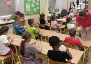Letnie aktywności świetliczaków z wykorzystaniem baniek mydlanych.