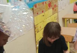 Letnie aktywności świetliczaków z wykorzystaniem baniek mydlanych.