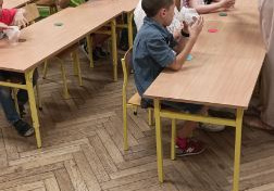 Letnie aktywności świetliczaków z wykorzystaniem baniek mydlanych.
