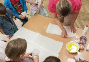 Letnie aktywności świetliczaków z wykorzystaniem baniek mydlanych.