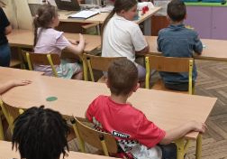 Letnie aktywności świetliczaków z wykorzystaniem baniek mydlanych.