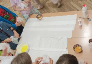 Letnie aktywności świetliczaków z wykorzystaniem baniek mydlanych.