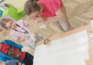 Letnie aktywności świetliczaków z wykorzystaniem baniek mydlanych.