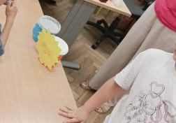 Letnie aktywności świetliczaków z wykorzystaniem baniek mydlanych.
