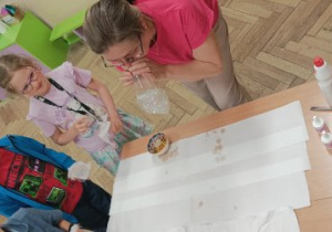 Letnie aktywności świetliczaków z wykorzystaniem baniek mydlanych.