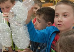 Letnie aktywności świetliczaków z wykorzystaniem baniek mydlanych.