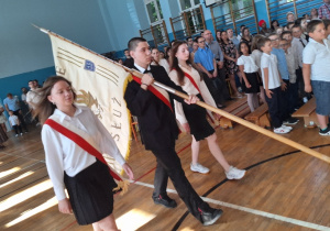 Zakończenie roku szkolnego 2025/2026 w klasach I-III_wprowadzenie Pocztu Sztandarowego.