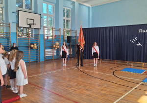 Zakończenie roku szkolnego 2025/2026 w klasach I-III_moment śpiewania hymnu.