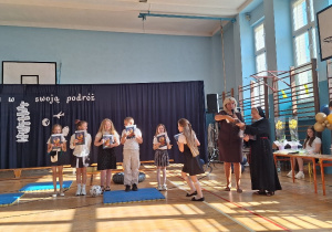 Zakończenie roku szkolnego 2025/2026 w klasach I-III_wręczenie nagród wyróżnionym uczniom klasy 2a.