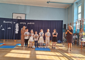 Zakończenie roku szkolnego 2025/2026 w klasach I-III_wręczenie nagród wyróżnionym uczniom klasy 2b.
