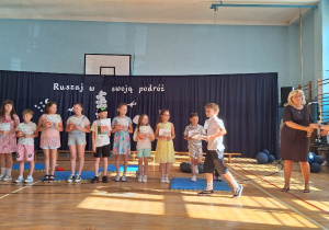 Zakończenie roku szkolnego 2025/2026 w klasach I-III_wręczenie nagród wyróżnionym uczniom klasy 3b.