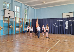 Zakończenie roku szkolnego 2025/2026 w klasach IV-VIII_moment przekazania sztandaru szkoły.