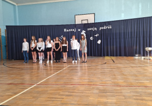 Zakończenie roku szkolnego 2025/2026 w klasach IV-VIII_część artystyczna w wykonaniu uczniów klas ósmych.