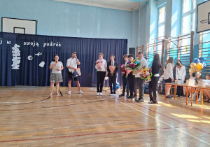 Zakończenie roku szkolnego 2025/2026 w klasach IV-VIII_moment podziękowań dla dyrekcji, wychowawców i innych nauczycieli.