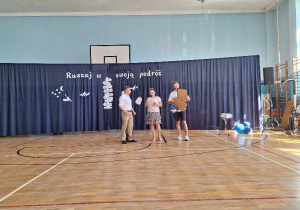Zakończenie roku szkolnego 2025/2026 w klasach IV-VIII_moment podziękowania dla p. Mazurka, pełniącego rolę fotografa podczas corocznej rewii na lodzie.