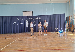 Zakończenie roku szkolnego 2025/2026 w klasach IV-VIII_moment podziękowania dla p. Mazurka, pełniącego rolę fotografa podczas corocznej rewii na lodzie.