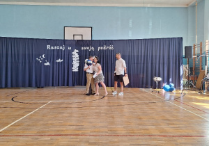 Zakończenie roku szkolnego 2025/2026 w klasach IV-VIII_moment podziękowania dla p. Mazurka, pełniącego rolę fotografa podczas corocznej rewii na lodzie.