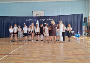 Zakończenie roku szkolnego 2025/2026 w klasach IV-VIII_wręczenie nagród dla wyróżnionych uczniów klasy 4a.