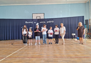 Zakończenie roku szkolnego 2025/2026 w klasach IV-VIII_wręczenie nagród dla wyróżnionych uczniów klasy 5b.