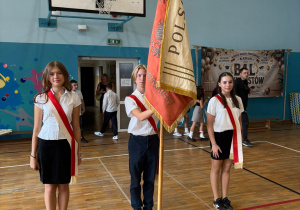 Uroczyste rozpoczęcie roku szkolnego 2026/2027_wprowadzenie sztandaru szkoły.