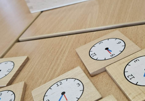 Czas na szkolną przygodę!_klasa 3b utrwala odczytywanie godzin.