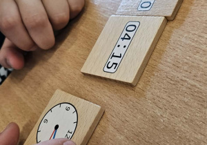 Czas na szkolną przygodę!_klasa 3b utrwala odczytywanie godzin.