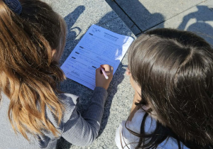 Klasa 3b i projekt "Leśna matematyka"_zajęcia w parku.