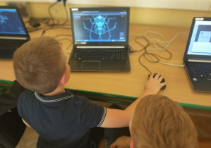 Dzień Kropki w świetlicy szkolnej_praca z komputerem.