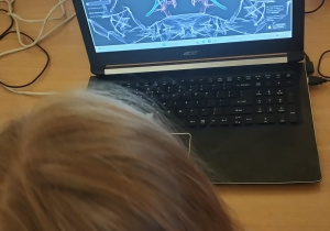 Dzień Kropki w świetlicy szkolnej_praca z komputerem.