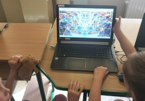 Dzień Kropki w świetlicy szkolnej_praca z komputerem.