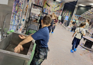 Niezwykła lekcja arteterapii! Klasa 2a w Studio Pana Kleksa.