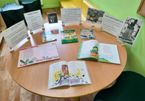 Biblioteczna wystawka poświęcona Julianowi Tuwimowi.