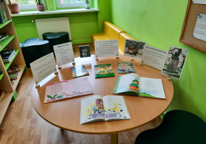 Biblioteczna wystawka poświęcona Julianowi Tuwimowi.