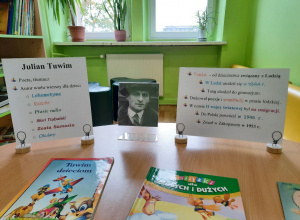Biblioteczna wystawka poświęcona Julianowi Tuwimowi.