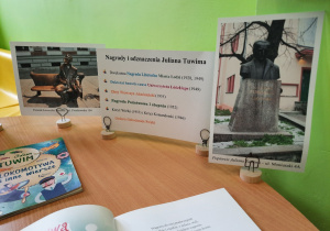 Biblioteczna wystawka poświęcona Julianowi Tuwimowi.