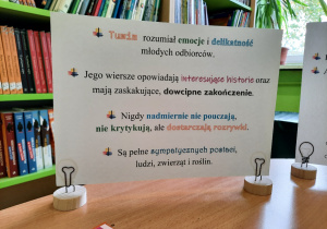 Biblioteczna wystawka poświęcona Julianowi Tuwimowi.