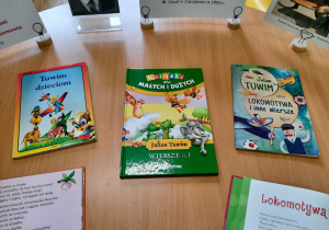 Biblioteczna wystawka poświęcona Julianowi Tuwimowi.