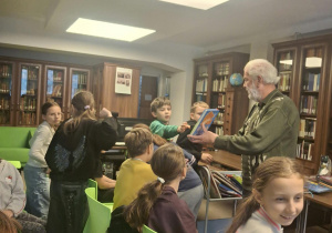 Klasa 4b w Wojewódzkiej Bibliotece Publicznej - Muzeum Książki Dziecięcej.