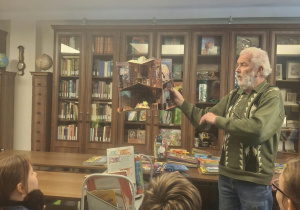 Klasa 4b w Wojewódzkiej Bibliotece Publicznej - Muzeum Książki Dziecięcej.